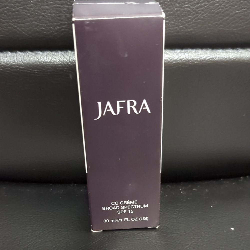 JAFRA CC Crème SPF 15 in Elegant  Packaging